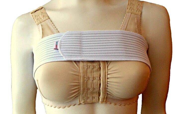 soutien-gorge de compression après une opération d'augmentation mammaire